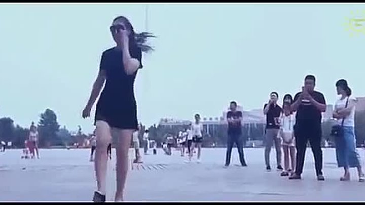 Казахский хит под который танцует. Девушка танцует на площади. Танцует на каблуках. Девушки танцуют на пло. Девушка танцует на каблуках.