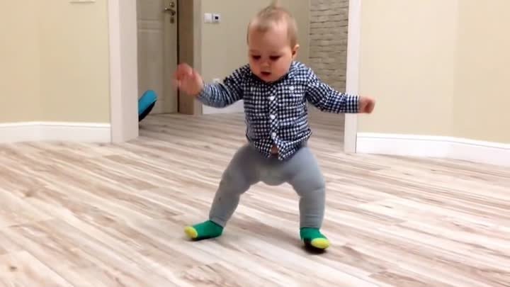 Ребенок учиться ходить , 9 месяцев child learns to walk