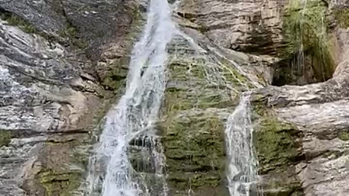 Прекрасный водопад в Баварии. Альпы.
