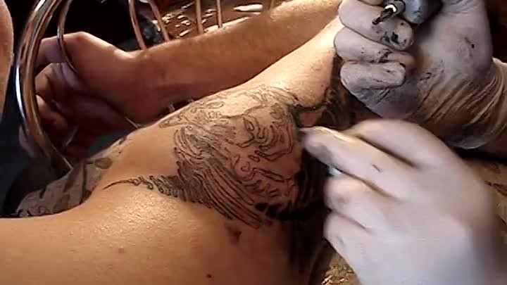 Tattoo artist ALIGATOR процес нанесения татуировки - [[161155414]]