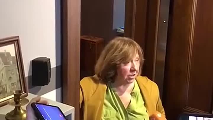 Светлана Алексиевич общается с журналистами около своей квартиры
