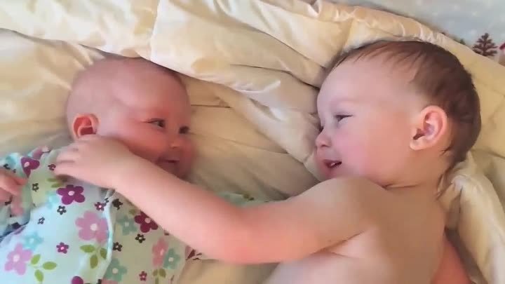 Этот малыш знает, как успокоить свою младшую сестру, когда она плачет)