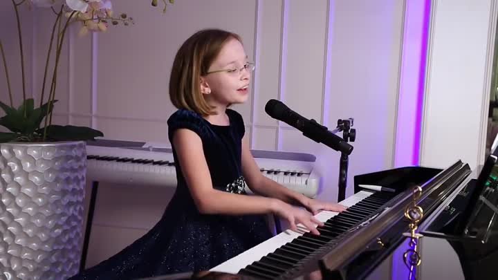 Вика Старикова (10 лет) поёт СУВЕНИР Демиса Руссоса