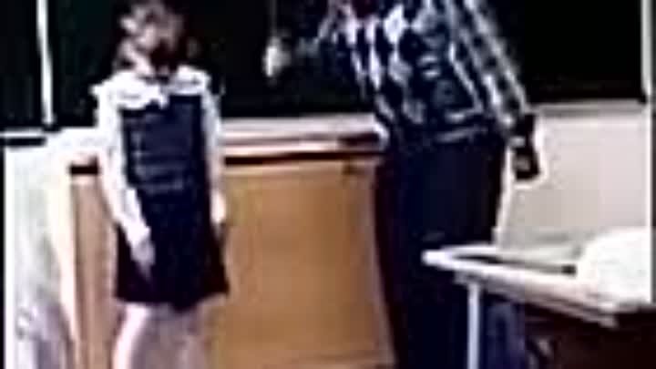 В школе маленькая девочка ученица пнула психованного учителя между ног