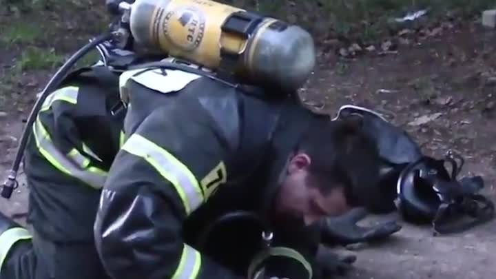 Пожарный откачал кота с помощью воздушной маски — Россия 1