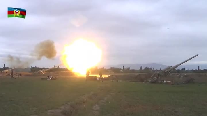Азербайджанская артиллерия ведёт огонь