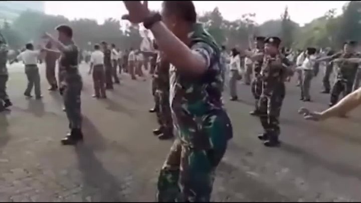 Оригинал танца буй буй. Солдаты танцуют буй буй. Танец буй буй солдаты танцуют. Буй буй-буй буй-буй танец солдата.
