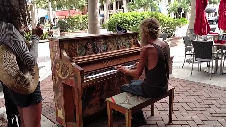 Бездомный человек играет на фортепиано (Дональд Бун)