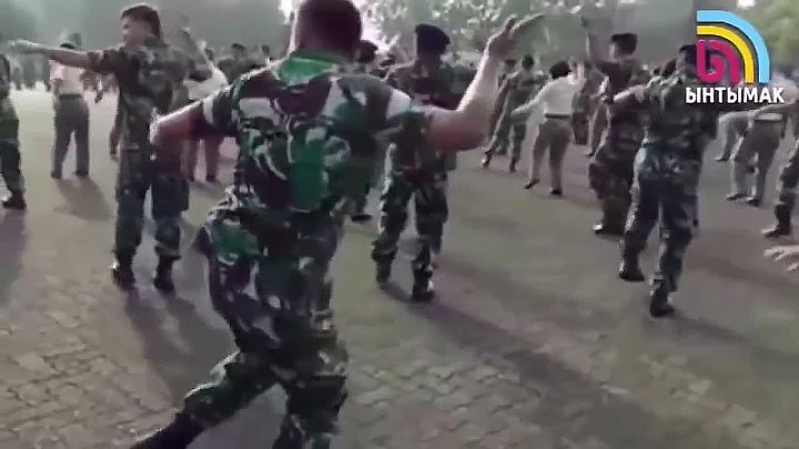 Оригинал танца буй буй. Красивый танец буй буй буй буй. Военнослужащий Khalwa Alya Nairi. Солдат танцует под буй.