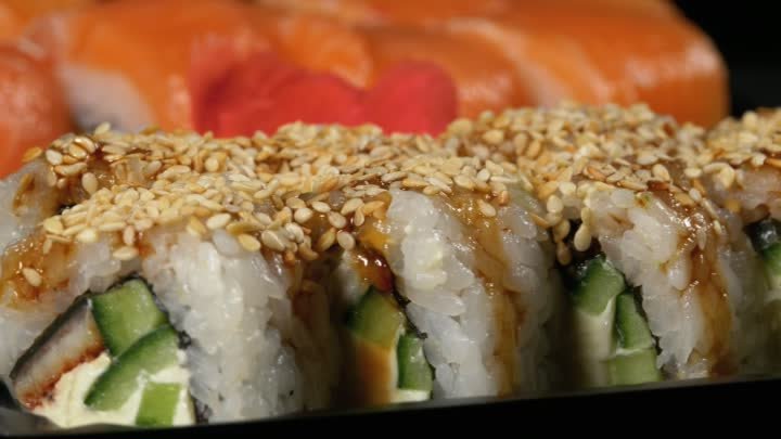 sushi-rotates-on-plastic-box