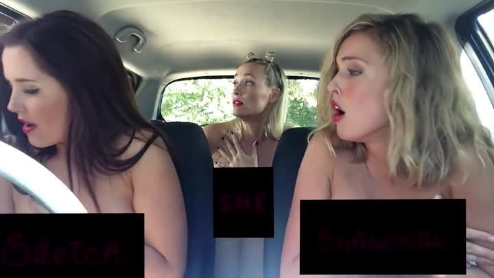 3 девушки поют в машине