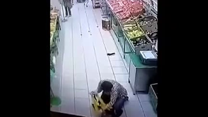 Сегодня в Ульяновске женщина с ножом напала на сотрудницу магазина и ...