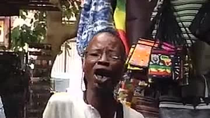 Африканец душевно поёт русскую песню!