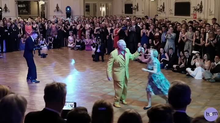 Пожилая супружеская пара зажигает на танцполе