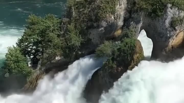 Рейнский водопад считается крупнейшим плоским водопадом в Европе
