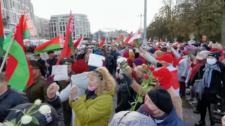 Два шэсьці пэнсіянэраў пад рознымі сьцягамі ў Менску