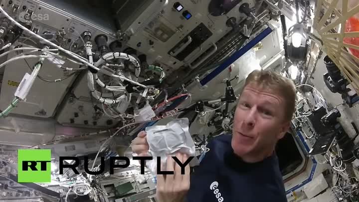 Завтрак на МКС: астронавт Тим Пик готовит яичницу в условиях невесомости