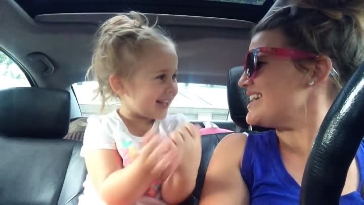 Мама и дочка поют песню в машине