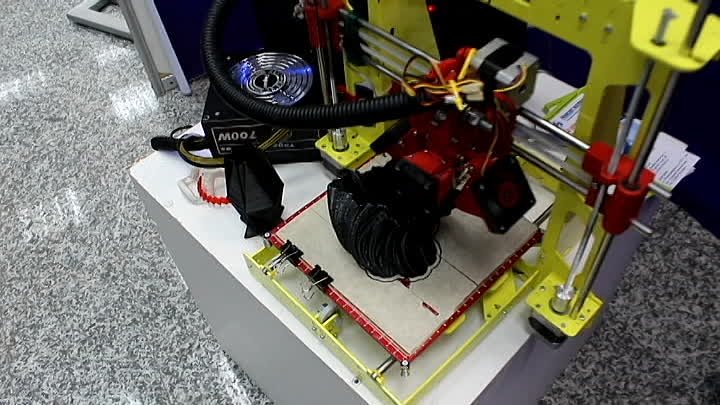 3D принтер работает на выставке