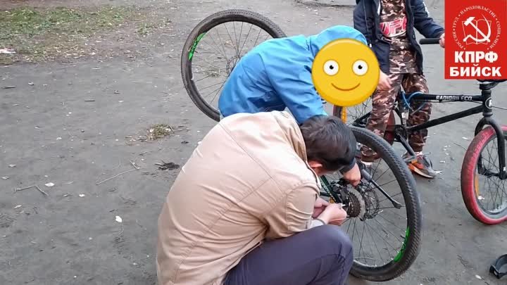 Хорошилов ремонтирует велосипед
