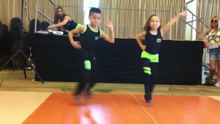 Детишки классно танцуют сальсу!