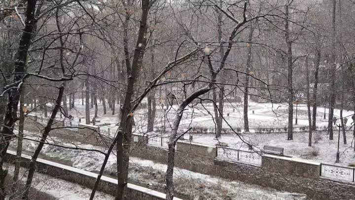 18.12.20 Погодка в Кисловодске. После вчерашнего ливня - сегодня снег.