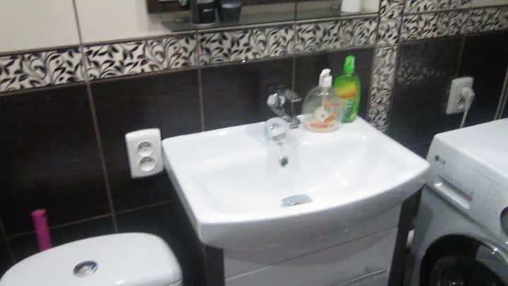 Ванная комната - тумба с умывальником и зеркало