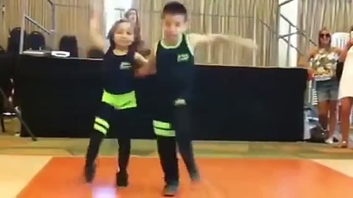 Малыши 6 и 7 лет танцуют офигенную сальсу(СМОТРЕТЬ ВСЕМ!)