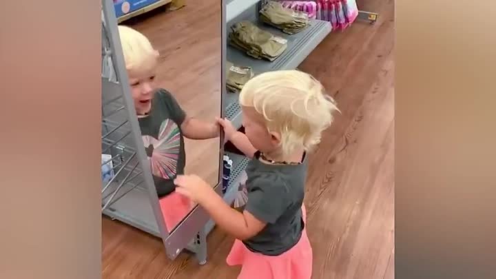 Смешные младенцы впервые видят зеркало
