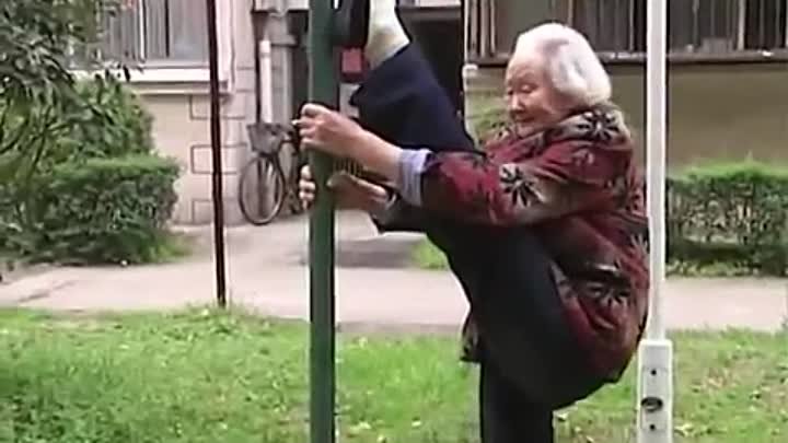 Этой женщине 87 лет, и после перенесенного инсульта, посвятила себя  ...