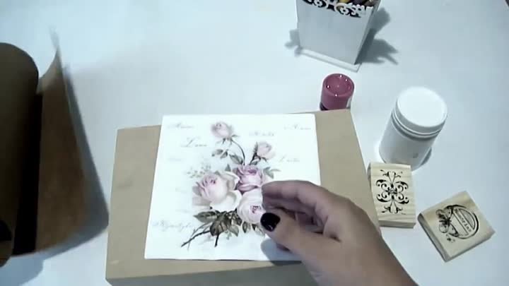 Video-Aula_ Livia Fiorelli-Caixa com papel Textura