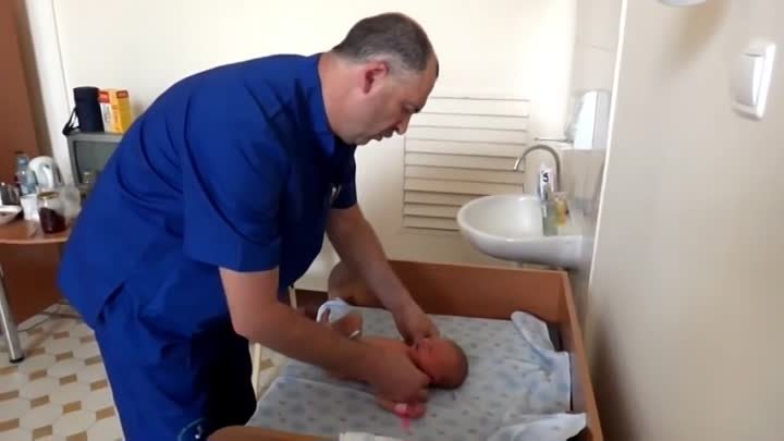 Ортопед осматривает младенца. Сначала - шок, потом - восторг (1)