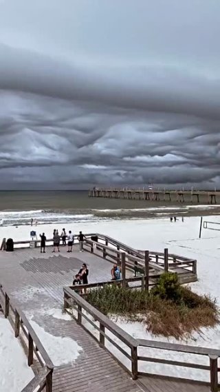 Облака asperitas в небе над Флоридой