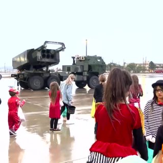 Американским детям - конфеты, русским детям - ракеты. В Оклахоме конфеты на Хеллоуин детям раздавали выстрелами из HIMARS, которые поставляются  украинским нацистам