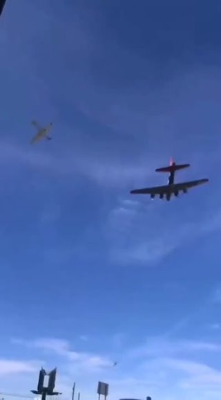 ‼🇺🇸В США бомбардировщик B-17 разорвало на части от тарана "Кингкобры" времен Второй мировой на авиашоу в Далласе Оба экипажа погибли.