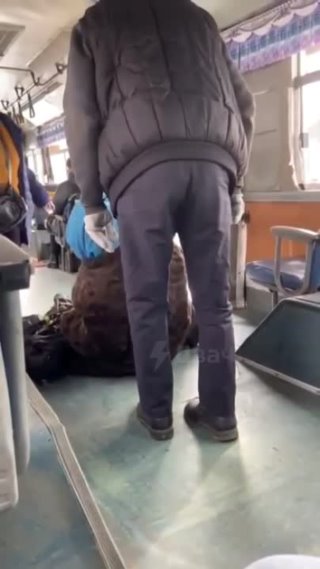 Инцидент в Новосибирске ! Водитель автобуса стянул за ноги с сиденья бабушку.