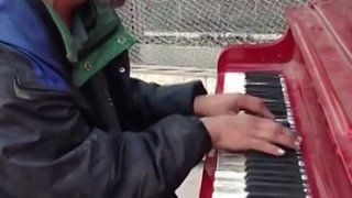 Бездомный, проживший около 30 лет на улице, играет мелодию
