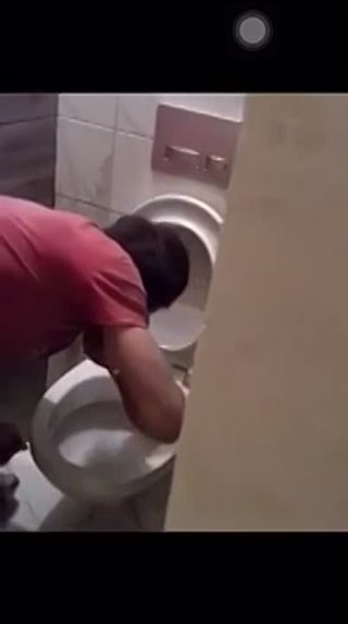           Первое знакомство с унитазом 🚽