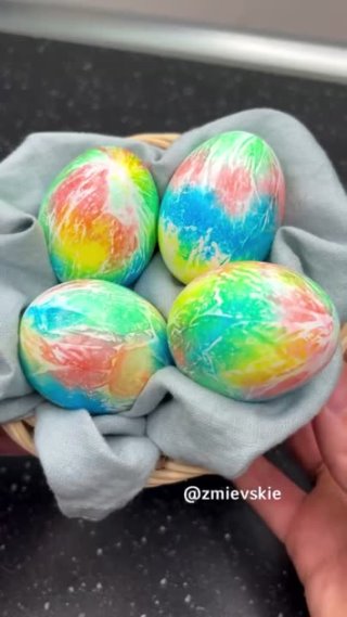 Простой способ покрасить яйца