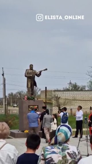 Открытие памятника Аркадию Манджиеву
