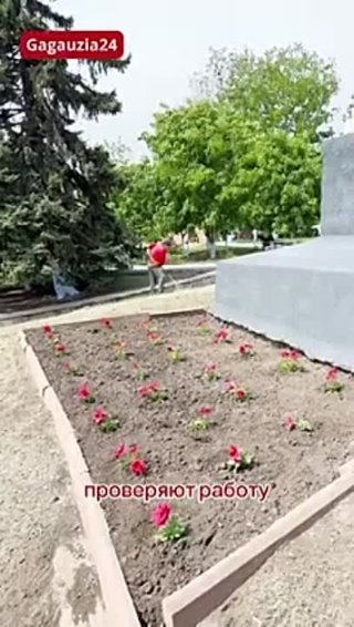 Последние приготовления к Дню Победы на комратском мемориале воинской славы (240p)