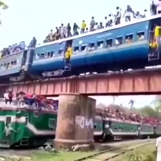 Две железнодорожные композиции прошедшие рядом(Индия)🚂🚃🚃🚃♨️