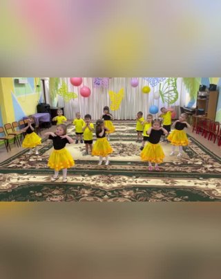 Танец «Детки- конфетки» в исполнении «Солнечных лучиков» (младшая подгруппа)