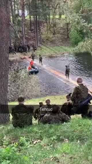 Грозная эстонская армия проводит учения по преодолению водных преград. Кремль в панике, теран в слезах...