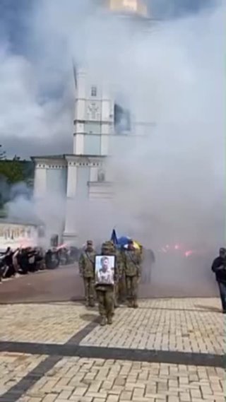 Откровенно сатанинский обряд похорон убитого террориста, который устроили перед колокольней Софийского собора в Киеве.

Посмотрите на тех кто слева на коленях и....похоже зигуют.