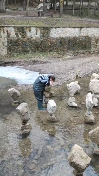 Кисловодск. Балансировка камней в Национальном парке на реке Ольховка рядом с Колоннадой. Работа мастера притягивает много зрителей.