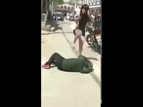 Женщины бьют мужиков видео. Девушки запинали ногами.