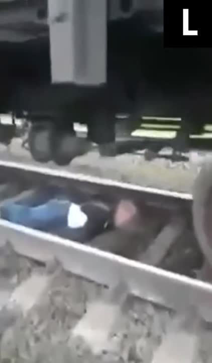Уткин уснул в прямом эфире видео. Медведь попал под поезд. В Крыму машина попала под поезд. Попавшие под поезд Пермь в конце мая. Студент медик попал под поезд.
