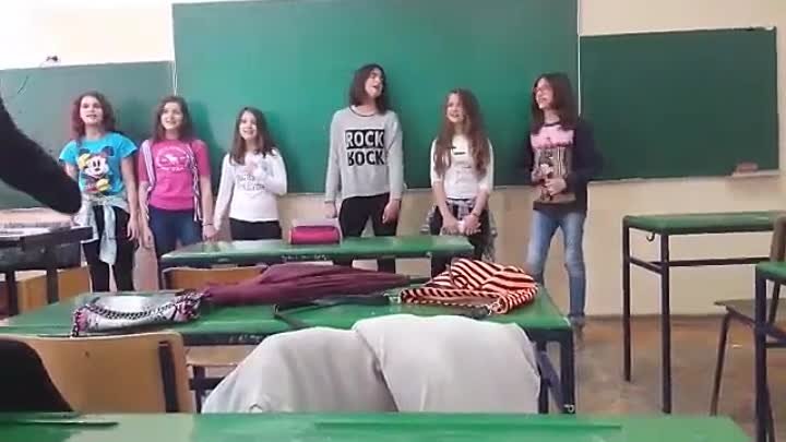 Черноггорские детки поют в школе на русском языке...