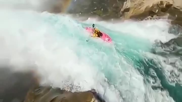 Невероятный спуск каноэ по 34-футовому водопаду, который, кстати, яв ...